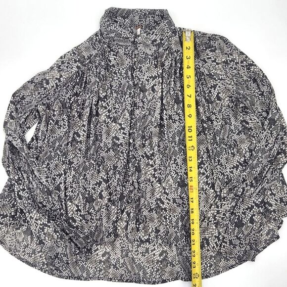 Free People Modern Blouse Size Extra Small XS Snakeskin Print  Black Ivory White - Picture 6 of 10